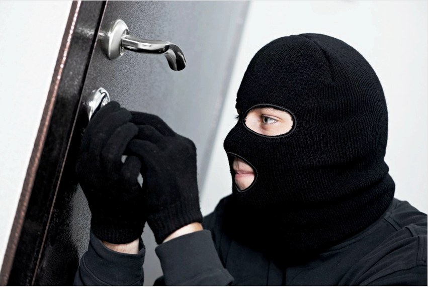 A maximális biztonságú fém ajtók zárai védelmet nyújtanak a főkulcsok, a készülék kiütés és fúrása ellen