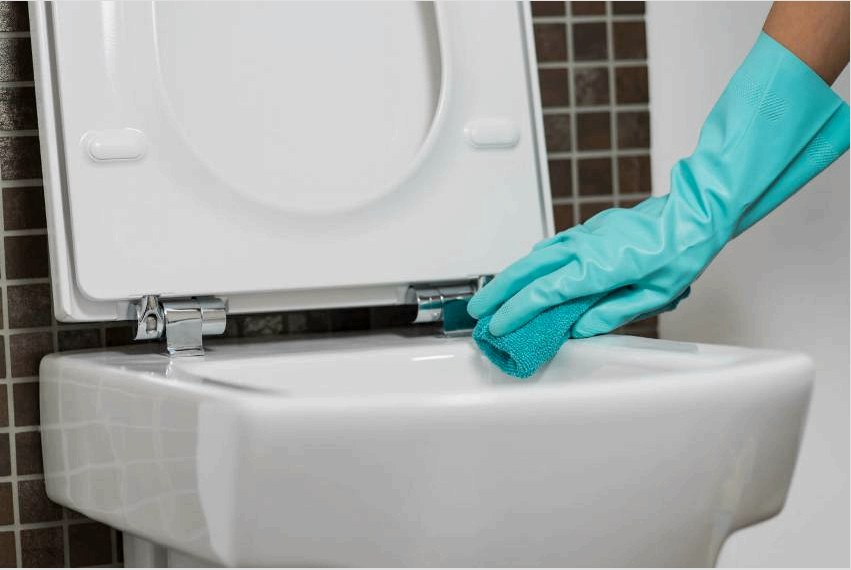 A WC-készülék rendszeres tisztítása és speciális eszközökkel történő feldolgozása segít megelőzni a torlódást és az eltömődéseket a csatornában.