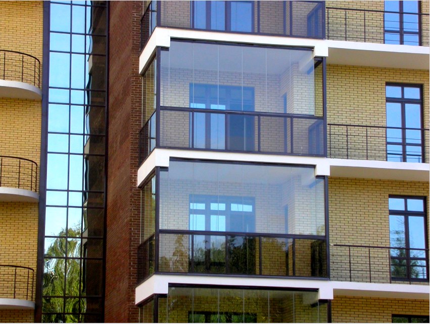 Az üvegezett erkélyen lehet keret vagy keret nélküli kivitel
