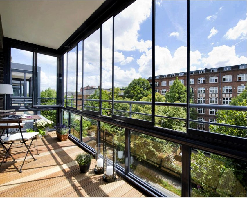 Ha az erkély meghaladja az 5-6 m-t, akkor ajánlott alumínium ablakokkal üvegezni.