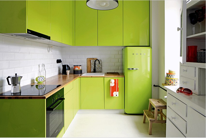 Ha a konyhakészlet világos zöldből készül, akkor a falaknak nyugodt árnyalatúnak kell lenniük