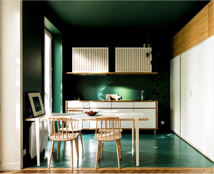 Ha a szoba felületét zöld színben díszítik, akkor a bútorokat visszafogott árnyalatokkal kell ellátni