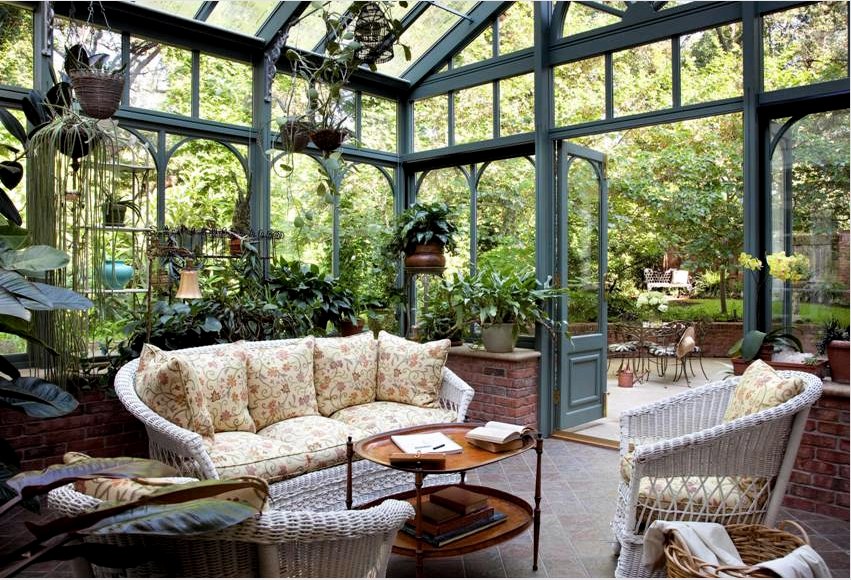 Ha eredetileg a téli kerteket kizárólag hőszerető egzotikus növények tenyésztésére használták, akkor ez lehet egy nappali, tanulmányi hely, galéria vagy csak pihenés helye.