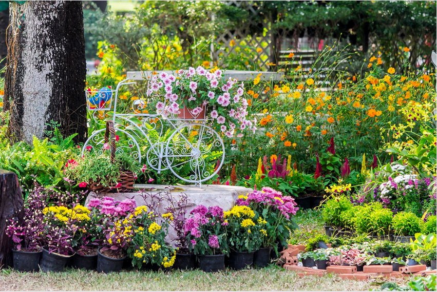 Egy gyönyörű virágos kert képezi minden nyári ház sikeres tervezésének alapját