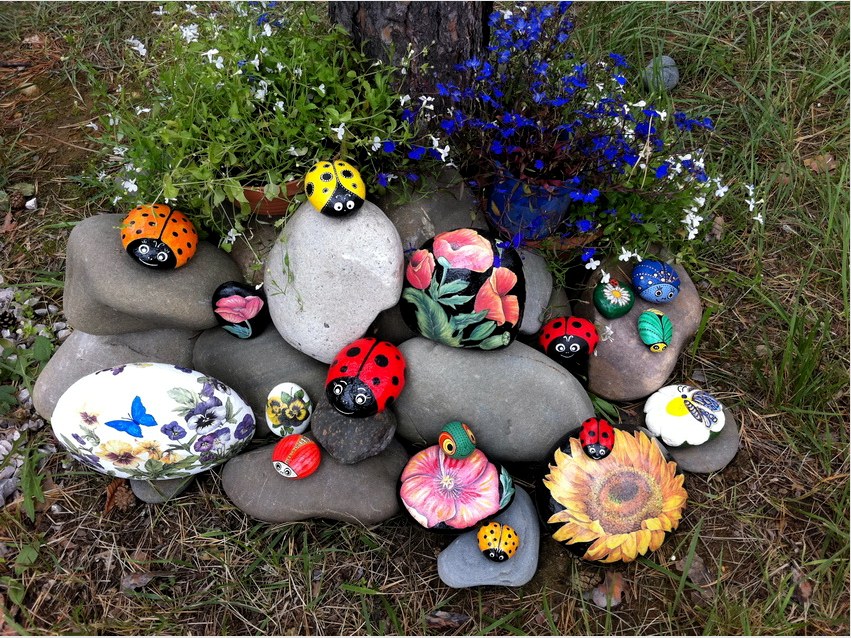 A virágágyások kövekkel kombinálva nagyon lenyűgözőnek tűnnek a kertben