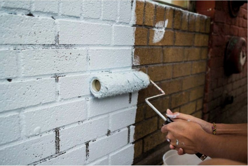 Erkélyek vagy lakóterek festésére érdemes vízbázisú festékeket használni, amelyek gyakorlatilag nem tartalmaznak mérgező anyagokat