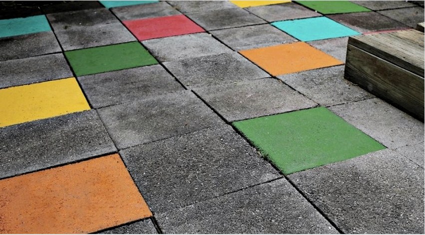 Mielőtt a betonozott padlólapokra festéket vásárolna, ügyeljen a festett felület kopásának mértékére