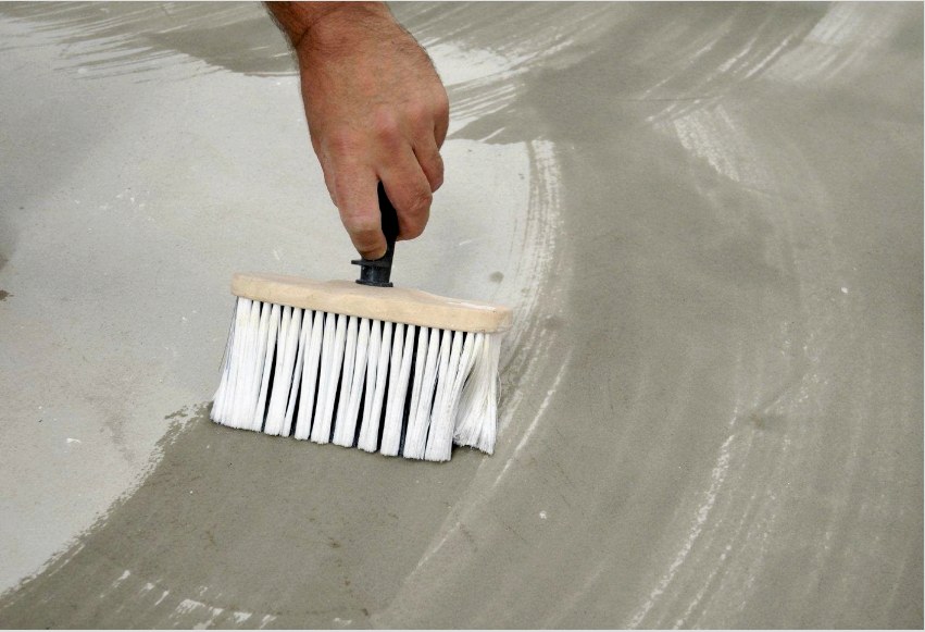 A betonpadló festése előtt a felületet speciális anyagokkal kell kezelni, amelyek fertőtlenítik az anyagot, mélyen belé hatolva