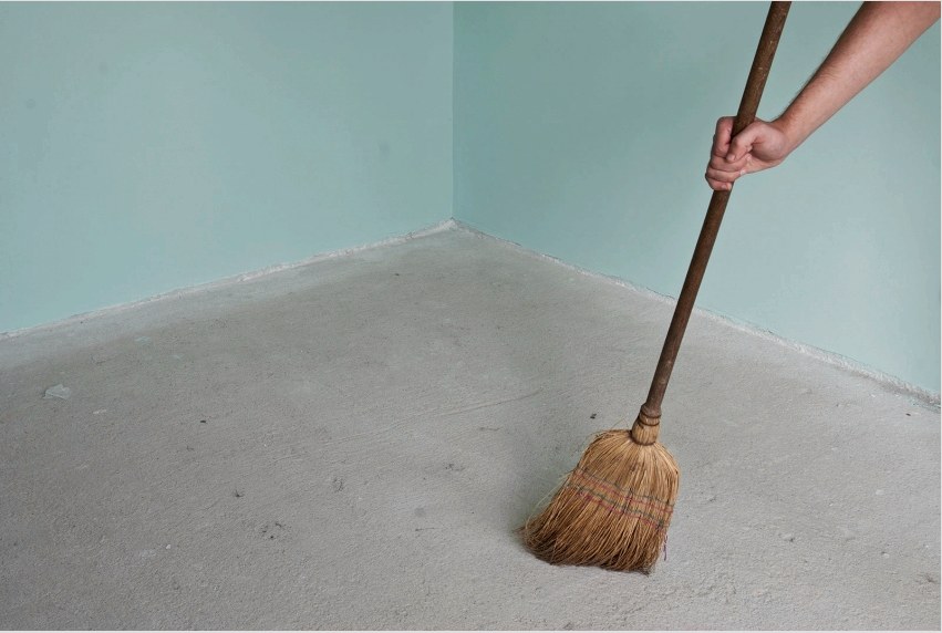 Mielőtt a betonra festene a padlót, a felületet alaposan meg kell tisztítani a törmelékektől és a portól