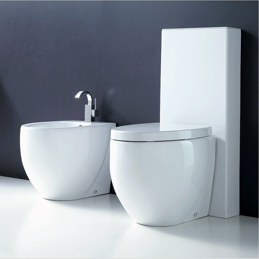 A hagyományos változatot külön WC-tartály képviseli, amely lehetővé teszi egy rendszer alkotóelemeinek különböző modelljeinek kombinálását