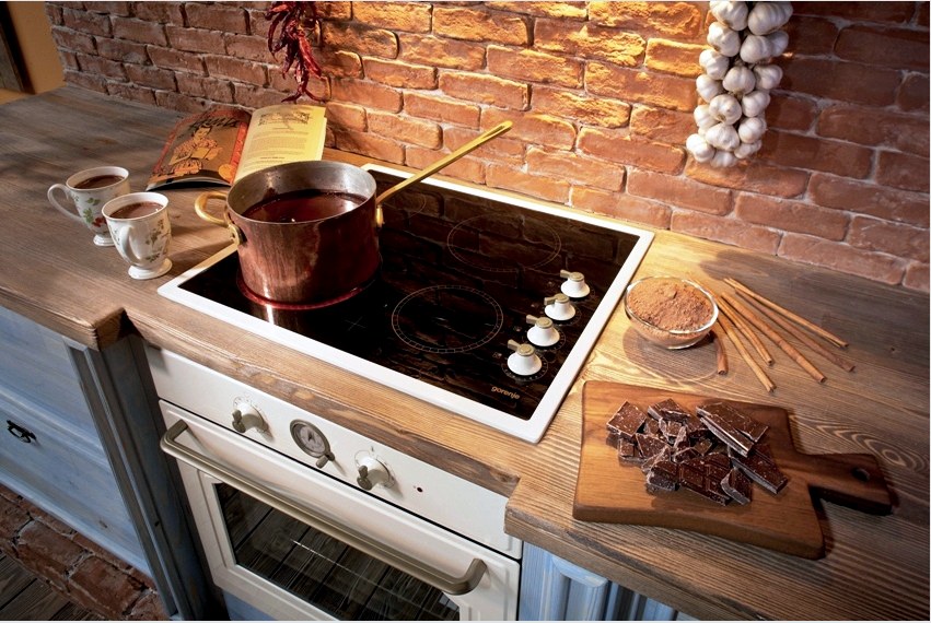 Az indukciós tűzhely fontos előnye a főzés nagy sebessége, ami az edények aljának, és nem a főzőlap melegítésének köszönhető.