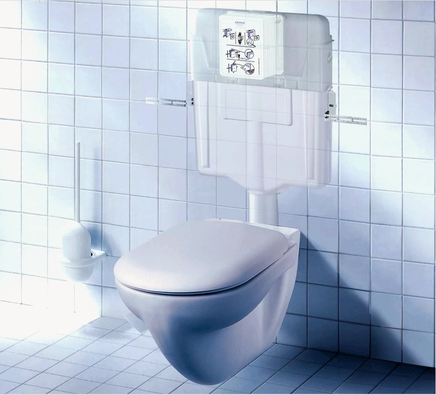 A falrészbe beépített elemeket gyakran műanyag WC-edények képviselik