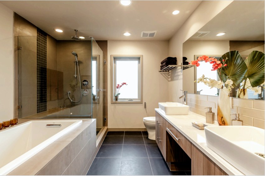 A modern fürdőszoba belső tere a kiválasztott stílusnak megfelelően alakul ki, figyelembe véve a ház lakosainak személyes preferenciáit