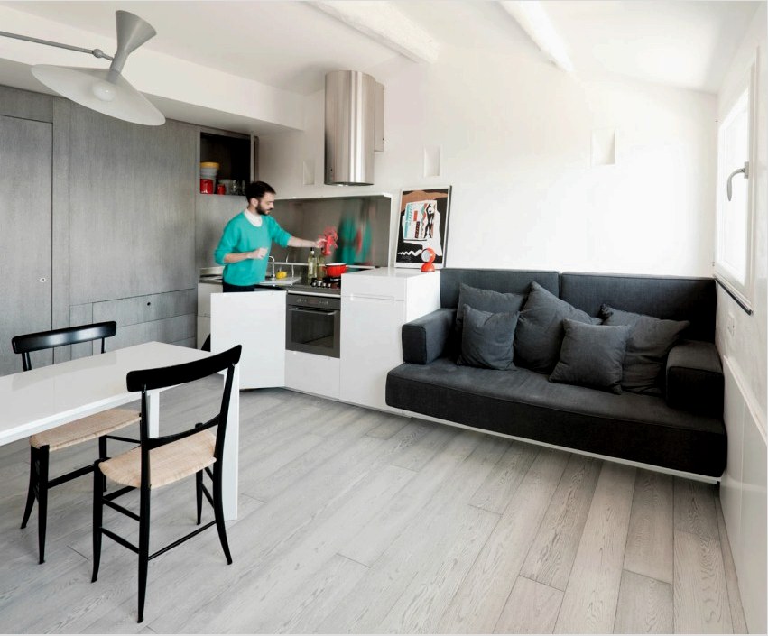 A kompakt, puha kanapé kedvezően kombinálható egy kis konyhával