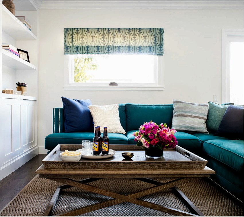 Kisebb helyiségeknél jobb egy egyszerű kanapé, de világos kárpitozással