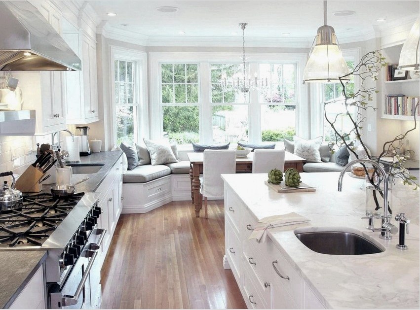A konyha belső klasszikusait tükrözik a könnyű textíliák és az elegáns bútorok és dekorok