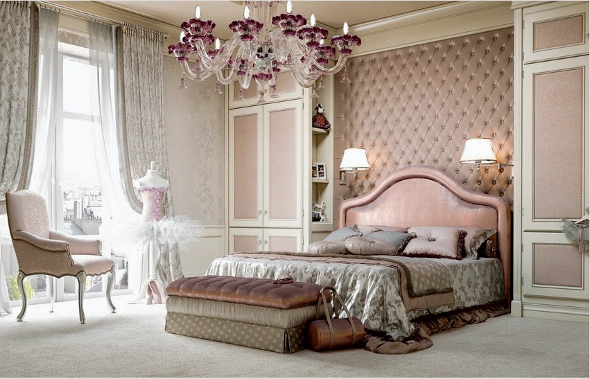 A hálószobából a klasszikus stílusban nyugodtan és kényelmesen fúj