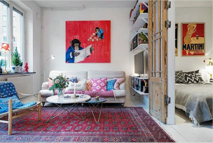 Élénk akcentussal festmények, textil és kanapé párnák hozhatók létre.