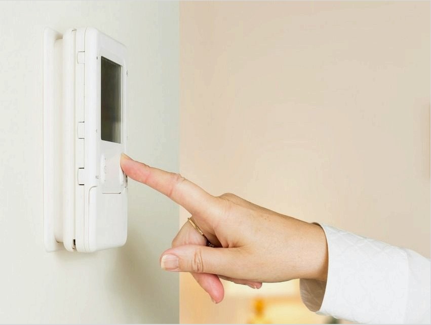 A mennyezeti melegítő felszerelésekor a legjobb megoldás a hőmérséklet kézi beállítását lehetővé tevő elektronikus termosztát használata