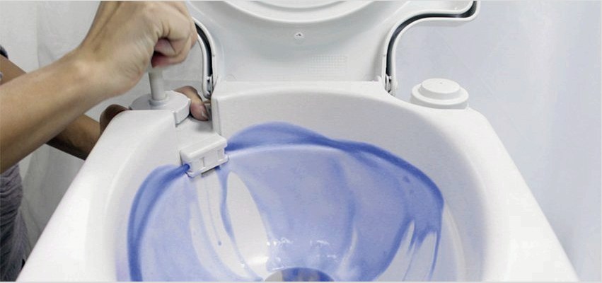 A vegyi WC-kben használt speciális folyadék segíti a kellemetlen szagok szagtalanítását és kiküszöbölését.