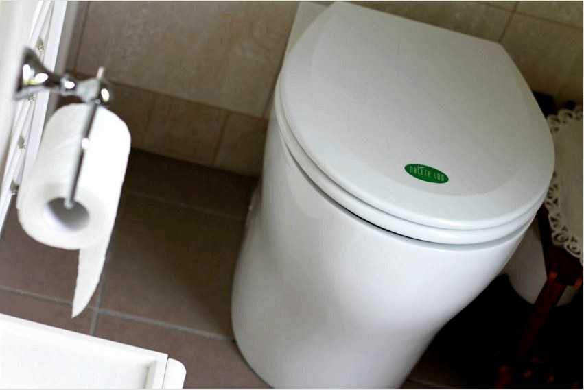 A komposztáló WC kialakítása egy ismerős WC-vel emlékeztet a felszerelésre