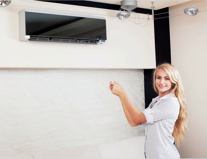 A falra szerelt légkondicionáló modern kialakítása díszíti a helyiséget