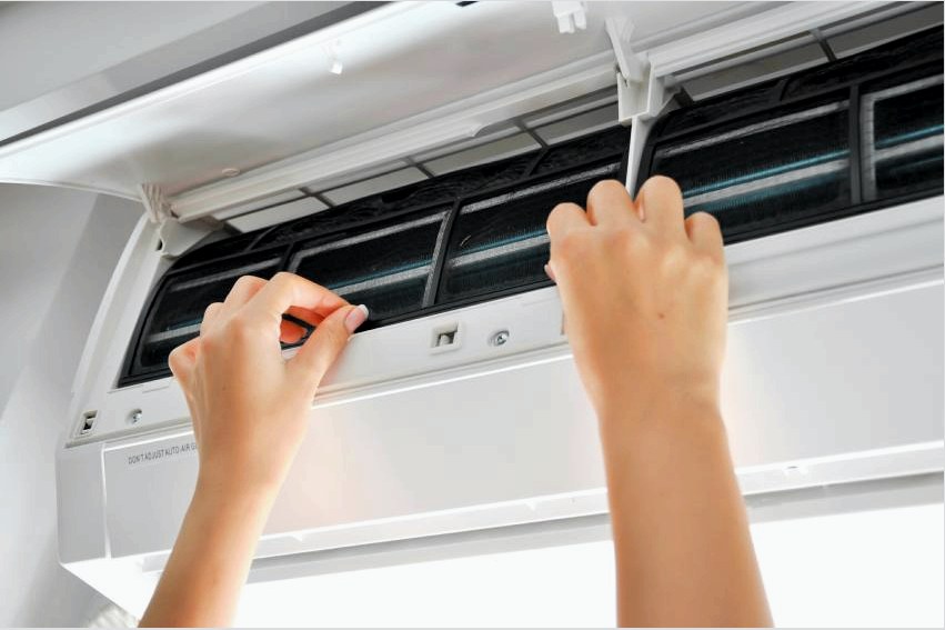A szűrőt és a légkondicionáló belső rácsát rendszeresen meg kell tisztítani.