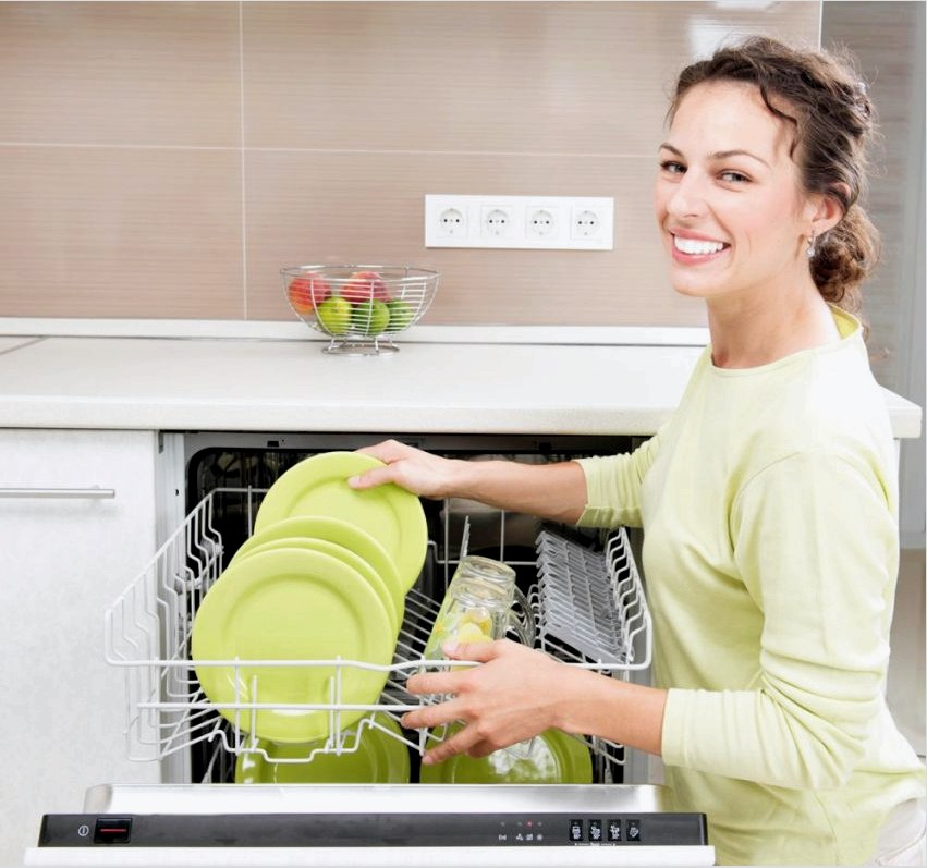 A legelőnyösebb a mosogatógép beépített változata, mivel lehetővé teszi, hogy ne zavarja a konyha felületének egyenletességét