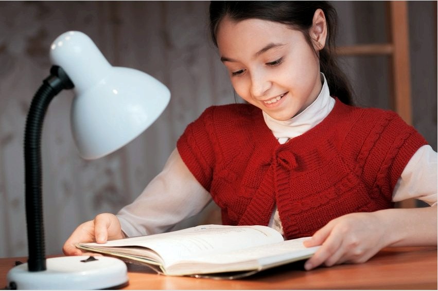 A gyermek asztali lámpa modelljének kiválasztásakor mindenekelőtt a készülék maximális kényelme és biztonsága során kell figyelembe venni.