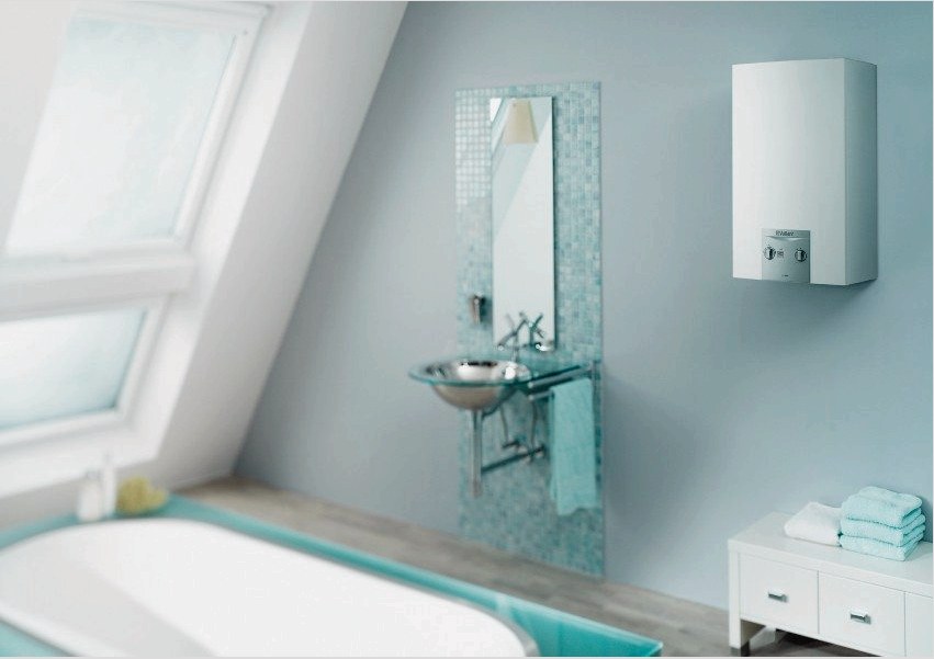 A falra szerelhető vízmelegítő kompakt méretekkel rendelkezik és könnyen illeszkedik a fürdőszoba belső részébe