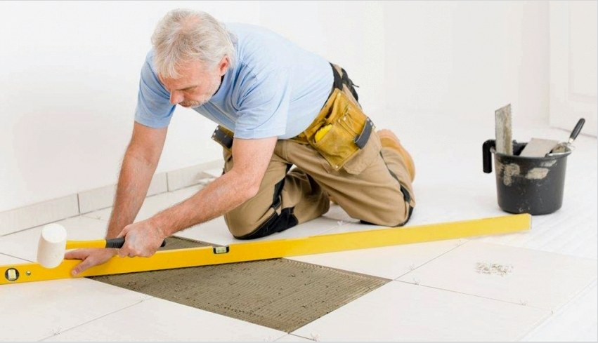 Ha a padlót a lehető leghamarabb meg kell javítania, akkor jobb, ha szakember hívja a kerámialapok lerakását