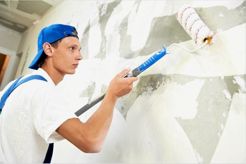 Alapozza meg a falakat egy hosszú fogantyún található festékhenger segítségével