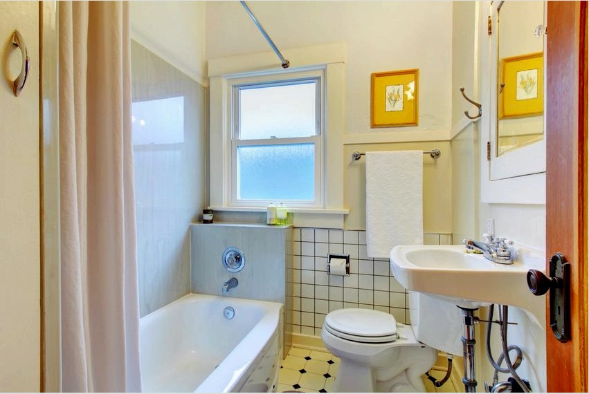A kombinált fürdőszoba falain lévő kerámialapok műanyag lamellái vonzó megjelenést mutatnak