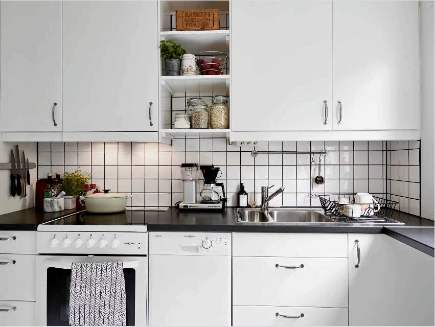 A fehér konyha megfelel a minimalizmusra törekvő modern trendeknek