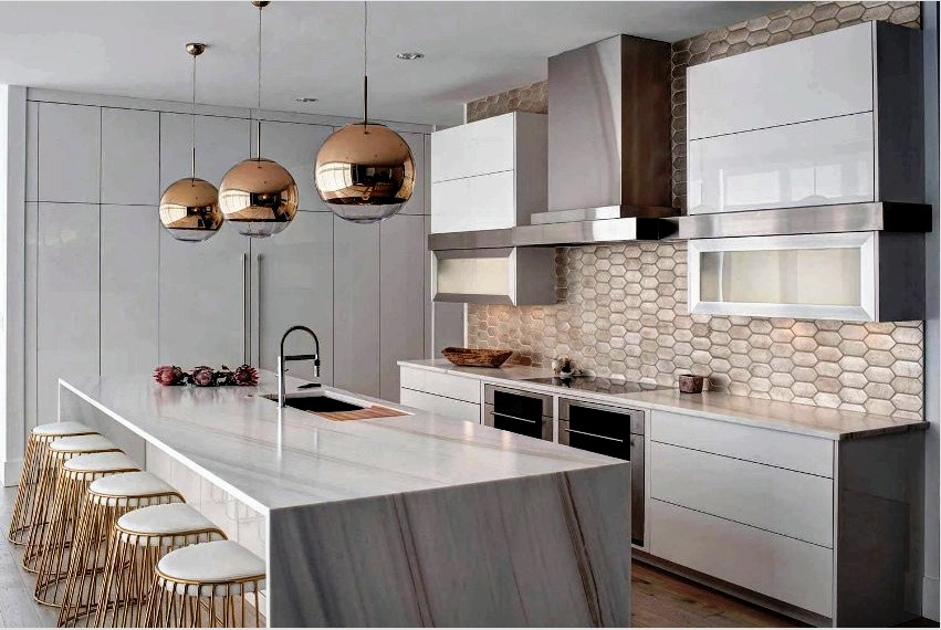 A fehér, fényes konyha tisztelgés a modern tervezési megoldásokhoz