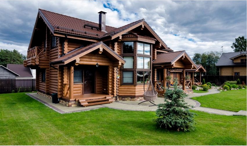A fából készült házat az egyik legnépszerűbbnek tekintik: gyorsan felállítják, stílusa változatos, kényelmes és tartós.
