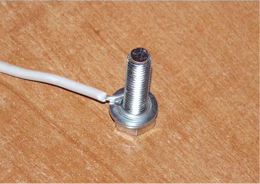 Mielőtt a vezetékeket menetes módszerrel összekapcsolnák, le kell szedni a fém fényét és gyűrűket kell képezni