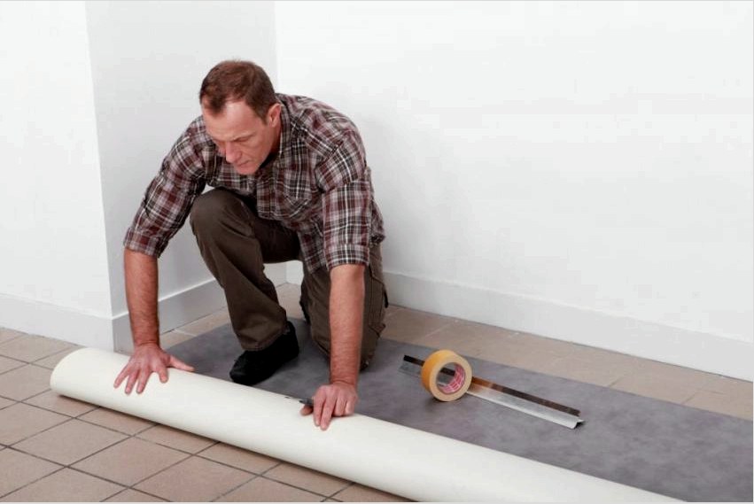 Csempézett padló lehet a linóleum lerakásának alapja