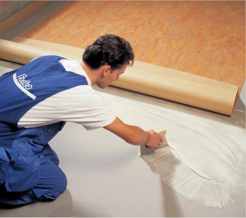 A ragasztó használata a linóleum lerakásakor lehetővé teszi tartós padlóburkolat és tiszta, alig észrevehető varratok létrehozását a festmények illesztéseinél