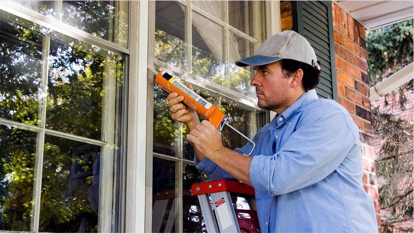 A legmegfelelőbb speciális pisztolyt használni a fa ablakok réseinek lezárására