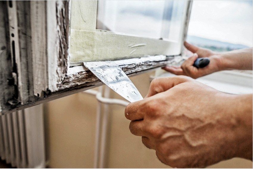 Ha a régi ablakokat papírgal szigetelteti, a varratokat kitttel is kijavíthatják
