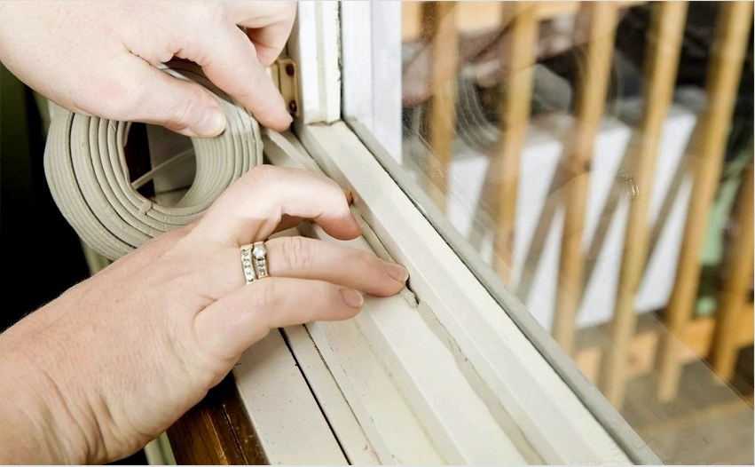 Öntapadós habgumi segítségével gyorsan kiküszöbölheti a fa ablakok kis repedéseit.