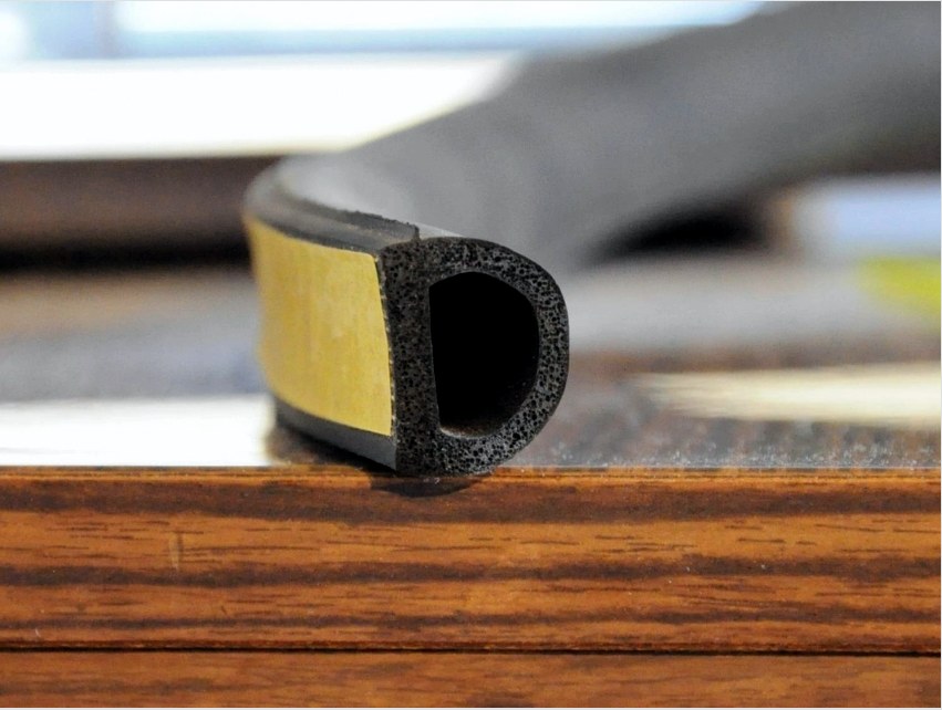 Az ajtószigeteléshez speciális tömítő gumit használnak, amelyen az alapon ragasztócsík található.