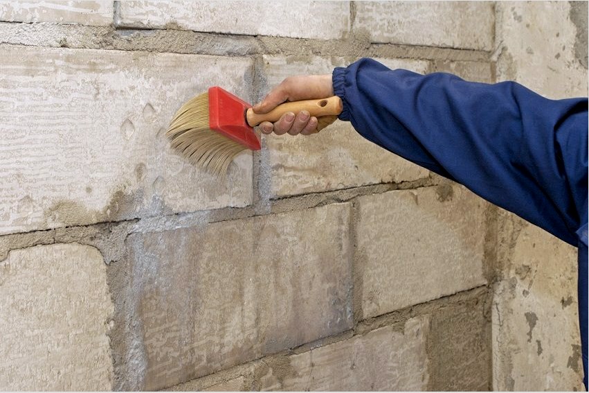 A szigetelés telepítése előtt a falakat speciális alapozóval kezelik