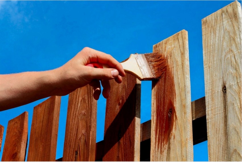 Mielőtt eldönti, hogy melyik festékkel festse a kerítést, ismerkedjen meg a kompozíció összes tulajdonságával