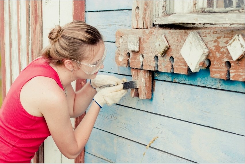 Az alkidfestéket nehéz tisztítani a felületről, így egy faház festéséhez jobb az akril kompozíciók kiválasztása a kültéri munkákhoz