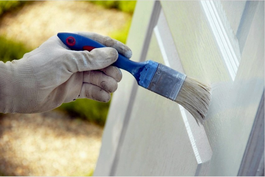 A Zobel Deco-tec 5450 festék ellenáll a mechanikai károsodásoknak, így ajtók, kapuk és ajtóoszlopok fedésére használható