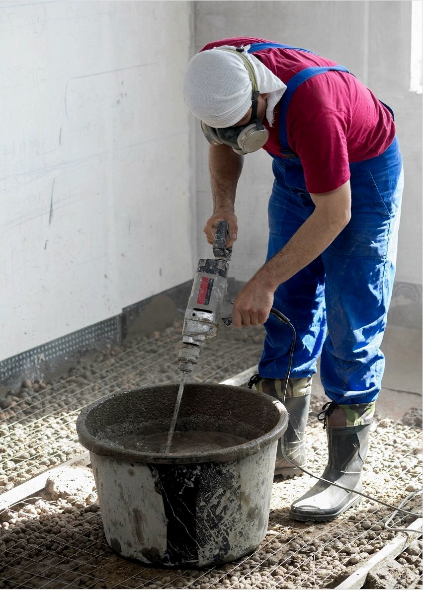 A nedves cement esztricht gyakran használják durva padlóburkolatokhoz.