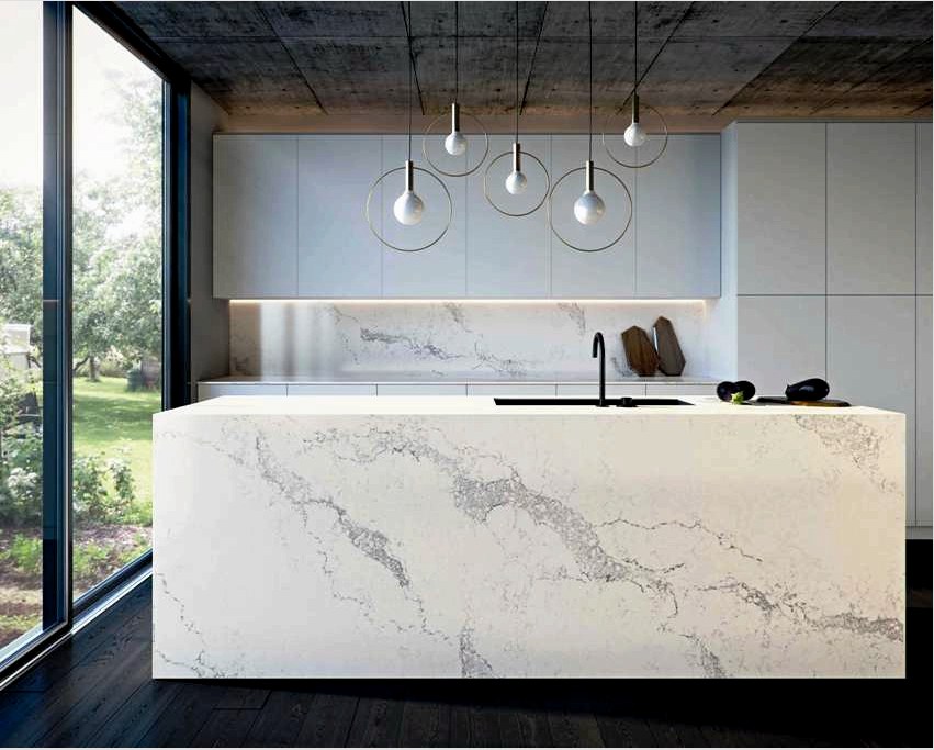 A konyha belsejében modern stílusban, fehér bútorokkal, jobb, ha az egyszerű vonalakat és az egyszerű formákat részesíti előnyben