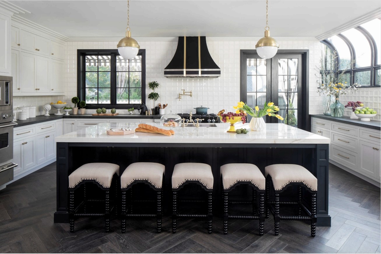 A neoklasszikus dizájn szigorának fenntartása érdekében a konyhák tervezésében jobb, ha a fehér színt részesítik előnyben.